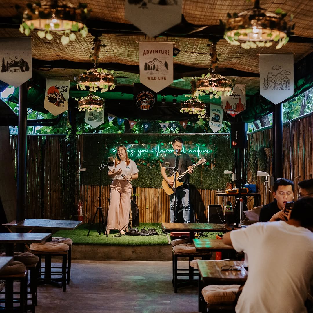 Live acoustic performance at Kamp Lilim